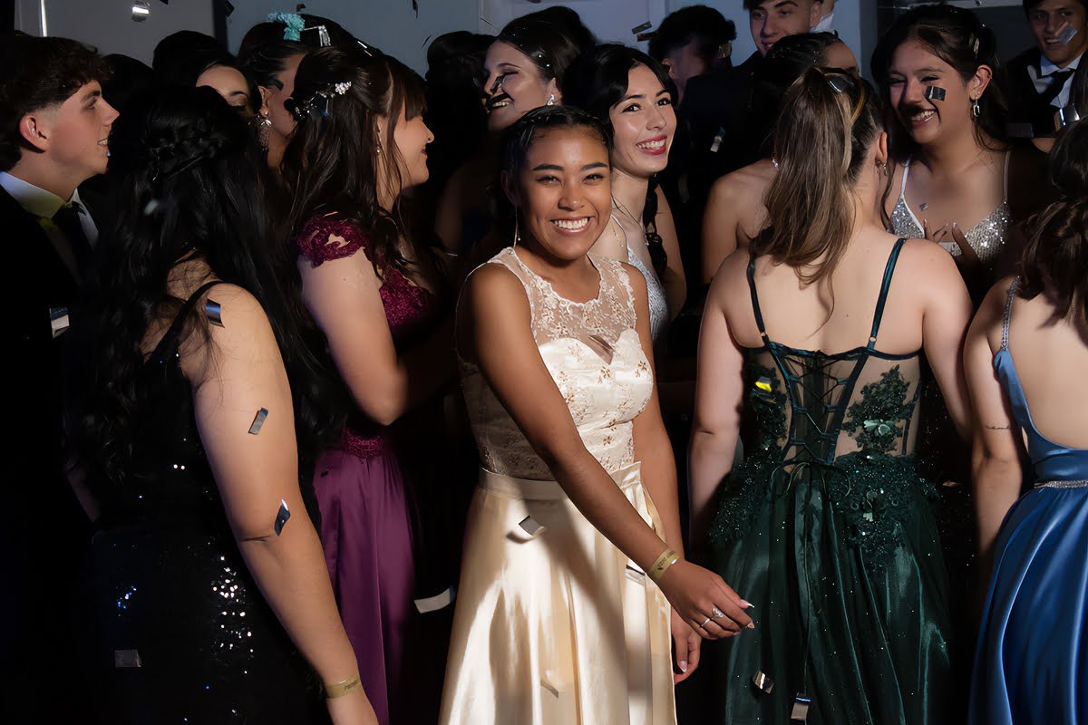 You are currently viewing 10 Fierce Tips to Finding The Perfect Prom Dress ✨