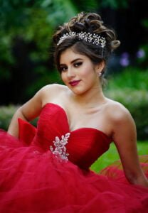 Read more about the article Dazzle and Dance the Night Away: The Ultimate Guide to Finding Your Perfect Prom Dress